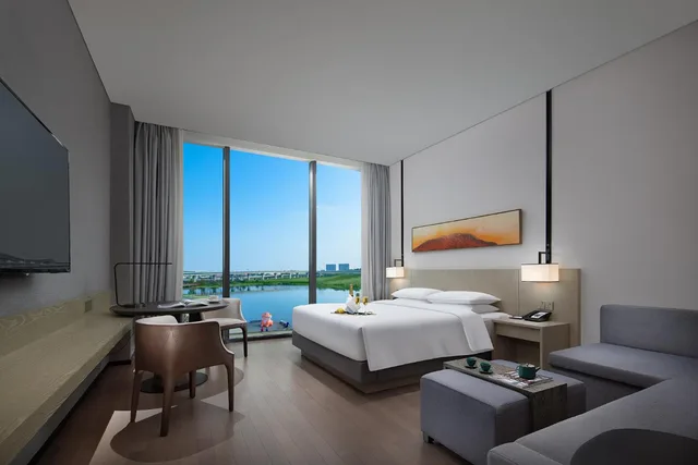 غرفة بسرير كينج بإطلالة على البحيرة مع أريكة، Hyatt Place Changsha Airport 3/4