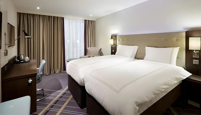 Room, Twin Beds, Premier Inn Frankfurt City Centre Hotel 2/2