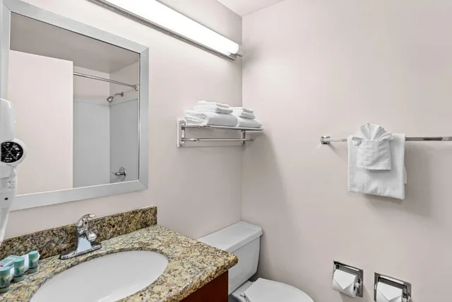 غرفة بسرير كينج مع أريكة، Best Western Cascadia Inn 6/6
