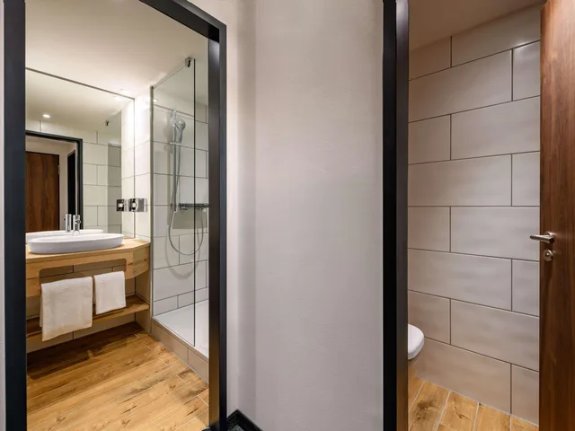 غرفة عصرية عائلية بسرير مزدوج مع أريكة، Ibis Styles Aschaffenburg 7/7