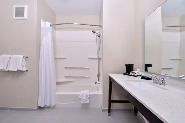جناح بسرير كينج لذوي الإعاقة، Holiday Inn Express Amp Suitesloma Linda San Bernardino S 3/4