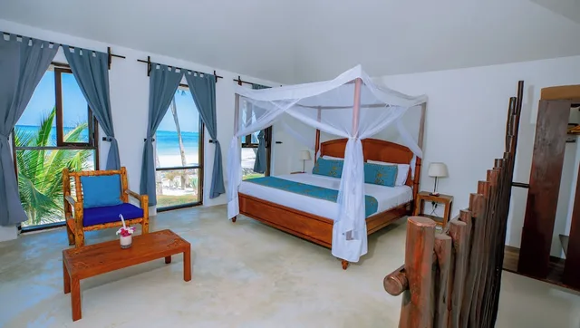 بنغل بسرير كوين وسريرين منفصلين بإطلالة على البحر بغرفتي نوم، Indigo Beach Zanzibar 1/2