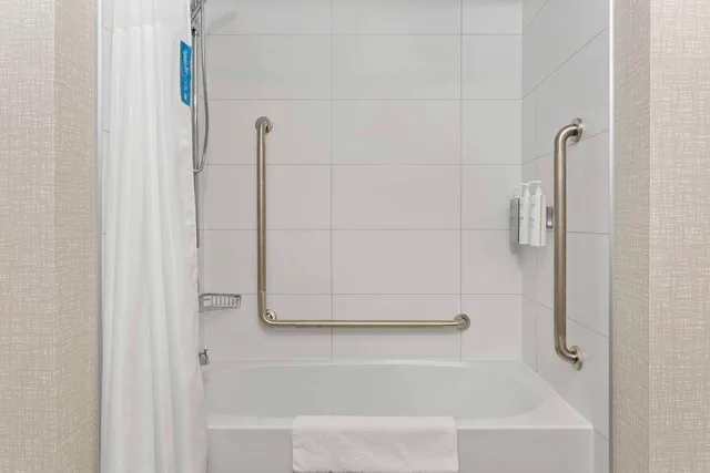 غرفة بسرير كينج بحوض استحمام لذوي الإعاقة، Hampton Inn by Hilton Cornwall 6/6
