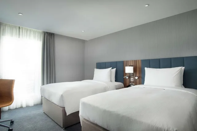 Room, Twin Beds, Runway View, High Floor، Hilton Garden Inn London Heathrow Terminal 2 and 3 1/10