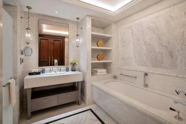 Kingdom, Suite, King Bed, 1 King and 2 Queen Beds, 2 Queen Beds, Skyline View, Terrace، The Ritz-Carlton, Amman 4/7