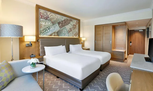 غرفة تنفيذية بسريرين منفصلين مع دخول الصالة، Hilton Durban 2/4