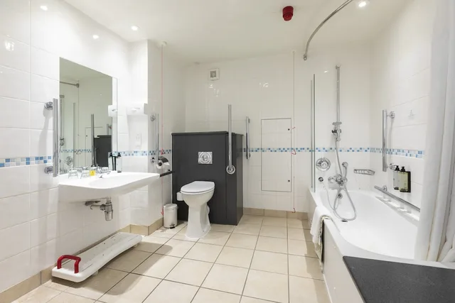 غرفة قياسية بسرير مزدوج لذوي الإعاقة، HOLIDAY INN CARDIFF CITY CENTRE 6/8