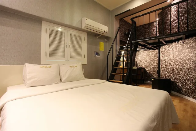 Standard, Queen Bed, Zip Hotel 1/5