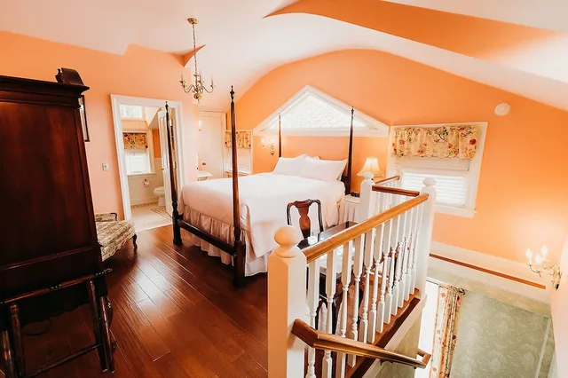 Signature, Suite, Queen Bed, Two Story, Hot Tub، The Rochester Inn, A Historic Hotel 2/6