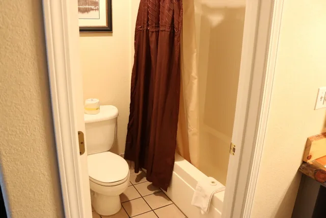 Standard, King Bed, Mountain View, Shared Balcony، Historian Inn 2/2
