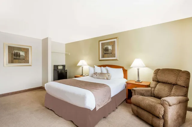 غرفة بسرير كينج للمدخنين، Ramada By Wyndham Ely 1/4