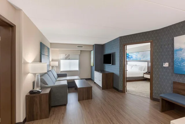 جناح بسرير كينج وسريرين كوين بغرفتي نوم مع أريكة بمطبخ، Executive Residency By Best Western Toronto Mississauga 6/7
