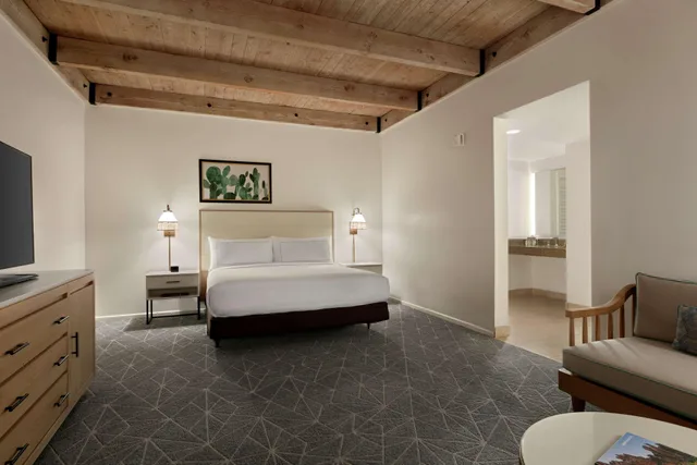 غرفة بسرير كينج بإطلالة على المسبح، Doubletree Resort By Hilton Paradise Valley - Scottsdale 2/2