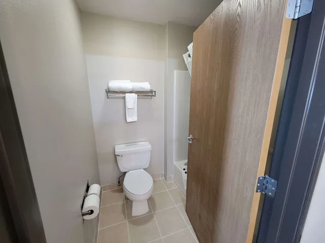 جناح بسرير كينج بحوض جاكوزي، Quality Inn Port Orchard, WA 8/10