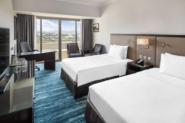 غرفة قياسية بسريرين منفصلين، Radisson Blu Hotel & Resort Al Ain 3/7