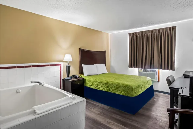 Room, Queen Bed, Econo Lodge Inn & Suites Auburn, MI 5/5