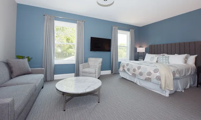 Adjoining, Suite, King Bed, Sofa, Main Building, 124 on Queen Hotel & Spa 1/1