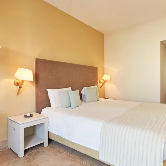 غرفة قياسية بسرير مزدوج بإطلالة على الحديقة، GRAND BAY BEACH RESORT KOLYMBARI 1/8