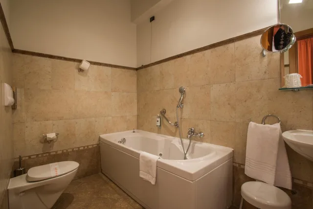 جناح كلاسيكي، Hotel Lux 5/7