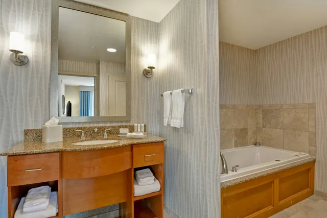 جناح بسرير كينج بحوض جاكوزي، Homewood Suites by Hilton Mobile East Bay Daphne 2/3