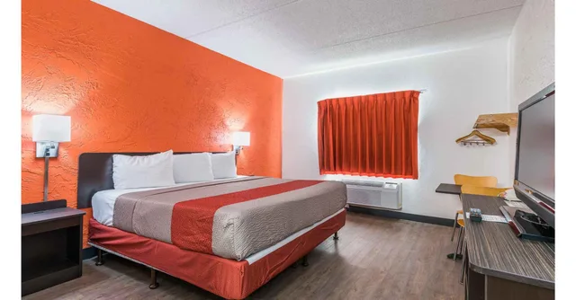 غرفة بسرير كوين لذوي الإعاقة، Motel6 Bridgeview, IL 1/5