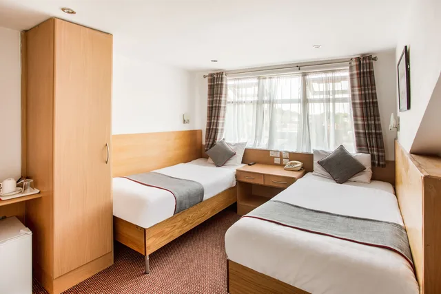 غرفة قياسية بسريرين منفصلين، London Guest House by OYO - Acton 4/10