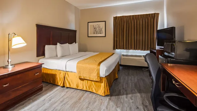 غرفة بسرير كينج، SureStay Hotel by Best Western Orange 3/3