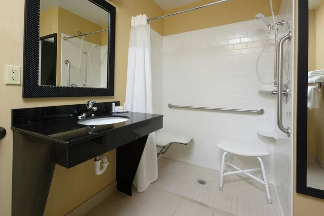 غرفة بسريرين مزدوجين لذوي الإعاقة، Fairfield Inn Suites By Marriott Charlottesville North 4/5