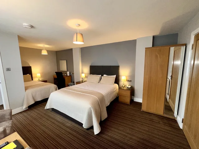 Executive, Twin Beds, 1 King and 1 Single Beds, Spilman Hotel 3/10