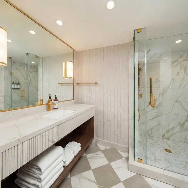 2 Rooms, Premium, Suite, 1 King and 2 Queen Beds, Falls View, Sofa، Embassy Suites By Hilton Niagara Falls Fallsview 3/3
