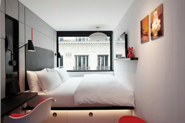 Room, King Bed, CitizenM Paris Opera 2/10