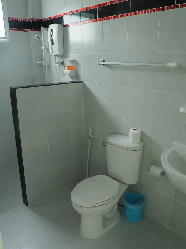 غرفة ثلاثية بسرير مزدوج وسرير فردي بشرفة، Makmai Villa 3/3