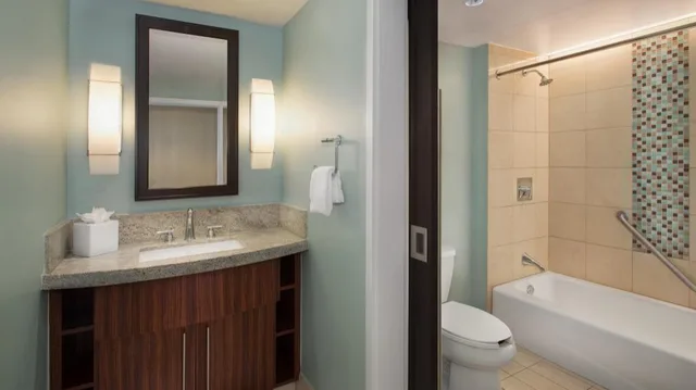 فيلا بسرير كينج وسريرين كوين بإطلالة على البحيرة بغرفتي نوم مع أريكة، Bay Lake Tower at Disneys Contemporary Resort 7/8