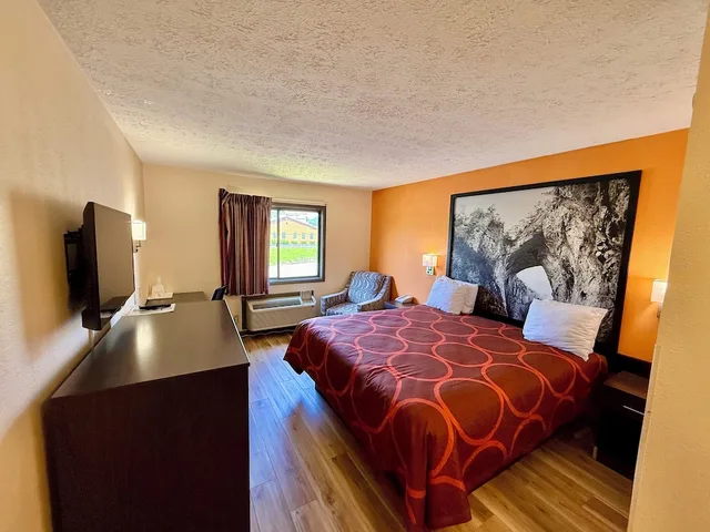 Standard, King Bed, Super 8 by Wyndham Hillsville 2/10