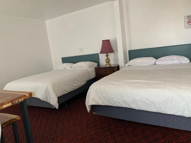 غرفة بسرير كينج وسريرين كوين، Lakeview Hotel 6/10