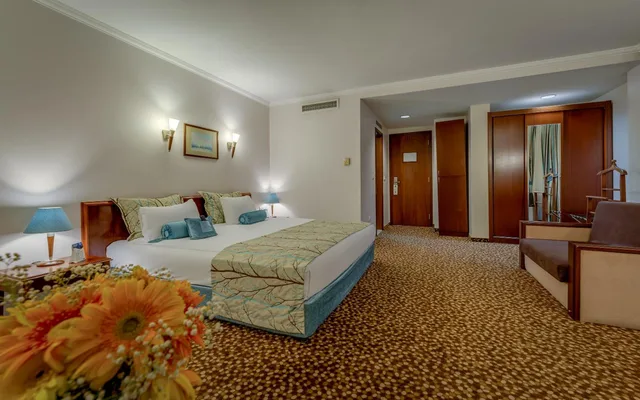 جناح جونيور بسرير كينج وسرير فردي بشرفة مع أريكة، Best Western Plus Khan Hotel 4/10
