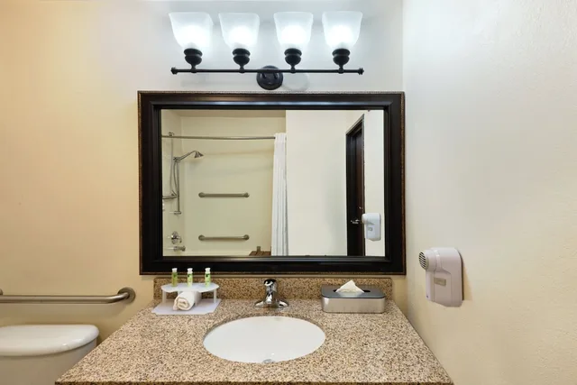 غرفة قياسية بسريرين كوين لذوي الإعاقة، Holiday Inn Express Show Low 2/4