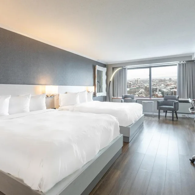 غرفة ديلوكس بسريرين مزدوجين وسرير كينج، Le Concorde Hotel 1/6