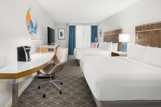 غرفة بريميوم بسريرين كوين، Wyndham Jacksonville Hotel and Conference Center 2/3