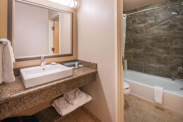 جناح بسرير كينج بجاكوزي، Best Western Plus Riverfront Hotel And Suites 7/8
