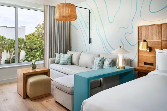 غرفة بسريرين كوين مع أريكة بحوض استحمام لذوي الإعاقة، Faro Blanco Resort Marathon Florida Keys, Curio by Hilton 3/8