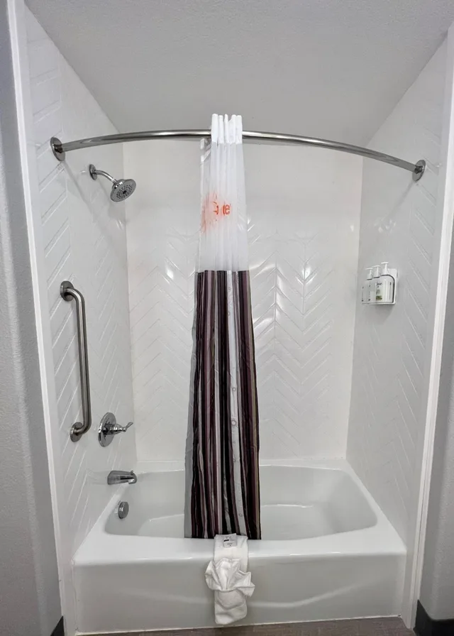 غرفة بسرير كينج وسرير كوين بحوض استحمام لذوي الإعاقة، La Quinta Inn & Suites by Wyndham Big Spring 4/5