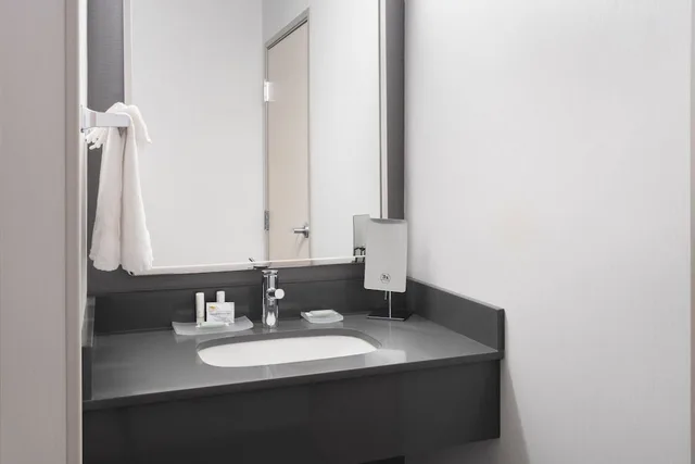 Room, 2 Queen Beds, Accessible, Courtyard By Marriott Salt Lake City Airport 3/5