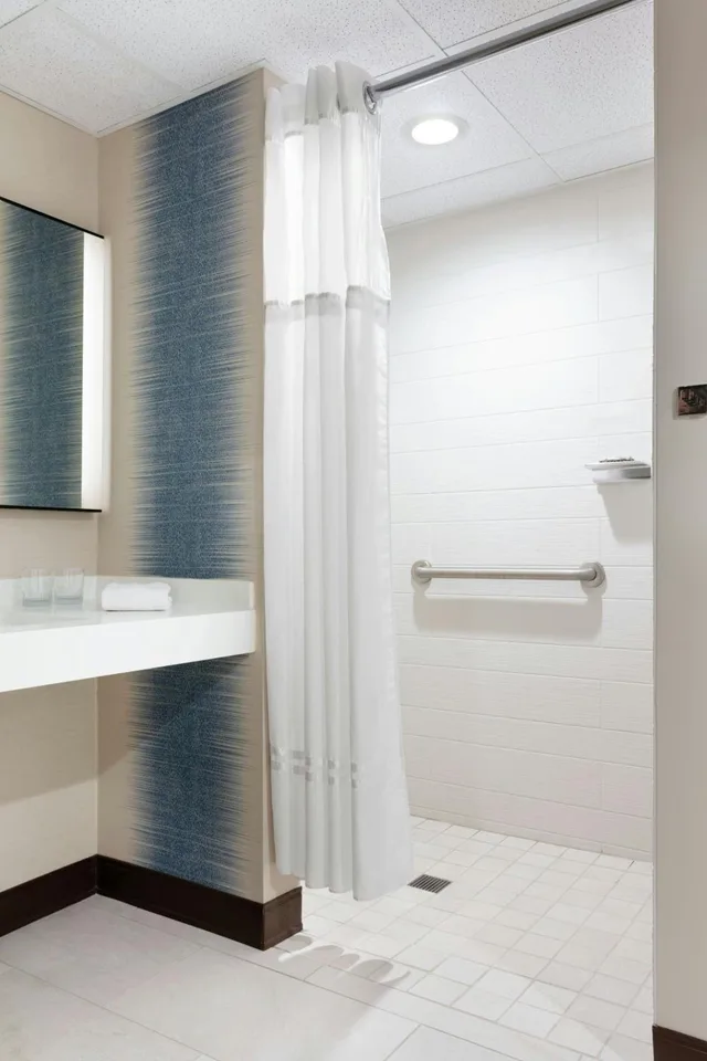 غرفة بسرير كينج بحوض استحمام لذوي الإعاقة، Des Moines Marriott Downtown 7/8