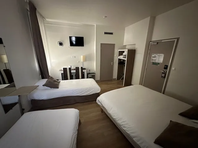 غرفة بسرير مزدوج وسريرين منفصلين، Kyriad Orange Centre 5/10