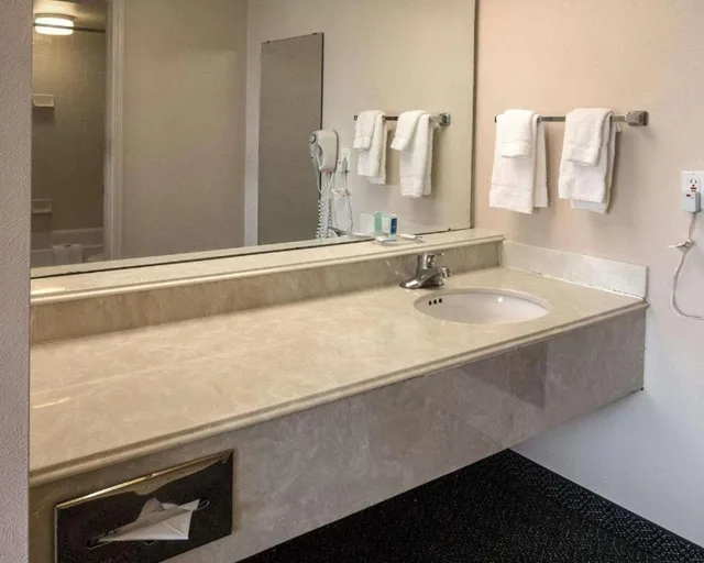 Room, King Bed, Economy Inn & Suites Shreveport 6/6