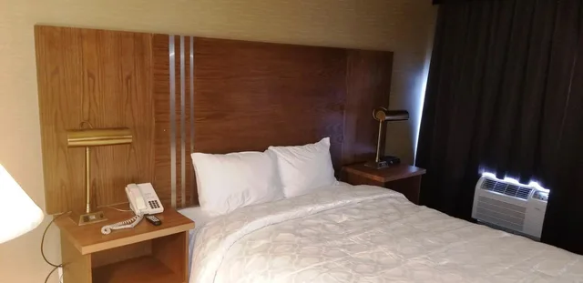 غرفة بسرير كينج وسرير كوين، Baymont By Wyndham Montreal Airport 1/10
