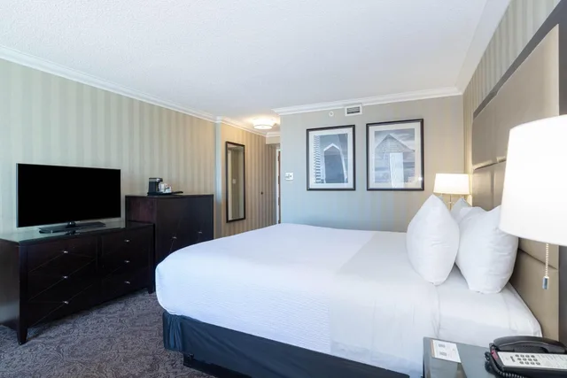 غرفة بريميوم بسرير كينج، Sandman Signature Edmonton Downtown Hotel 1/4