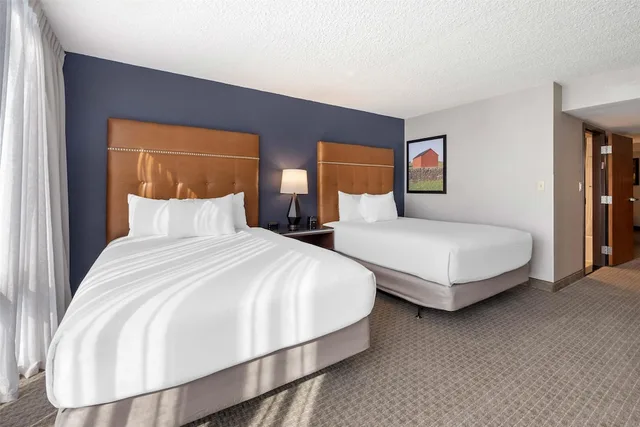 جناح بسريرين كوين بغرفتين مع أريكة بحوض استحمام لذوي الإعاقة، Drury Inn and Suites Paducah 1/5