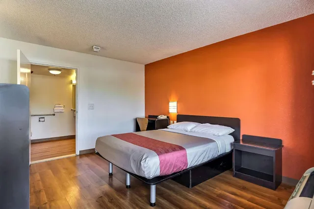 Deluxe, Motel6 Oakland, CA - Embarcadero 8/10